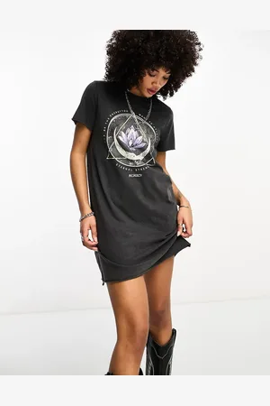 ONLY Vestido corto negro lavado estilo camiseta con estampado gráfico de