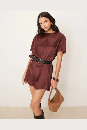 Miss Selfridge Vestido corto marrón estilo camiseta extragrande de satén de