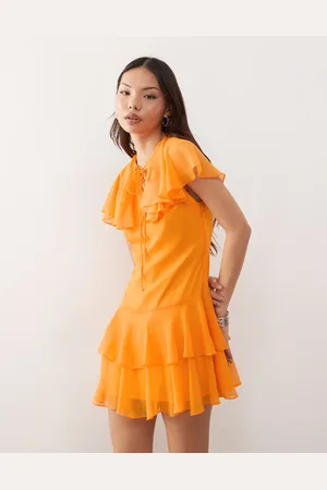Reclaimed Vestido corto naranja con detalle de capa y falda escalonada de