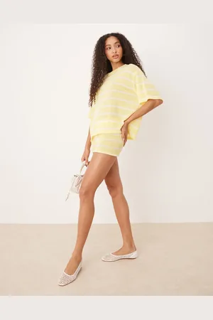 ASOS Pantalones muy cortos amarillos a rayas blancas de punto de (parte de un conjunto)