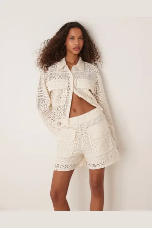 VILA Pantalones cortos color crema con patrón floral de croché de (parte de un conjunto)-Blanco