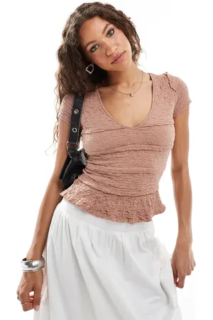 Free People Camiseta color terracota acanalada con cuello de pico, volantes y detalles de encaje de -Marrón