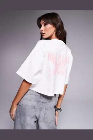 Good For Nothing Camiseta con estampado de mariposa y logo en la espalda de