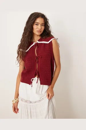 ASOS Top rojo guinda de corte depurado con lazada delantera y detalle de solapas de punto de
