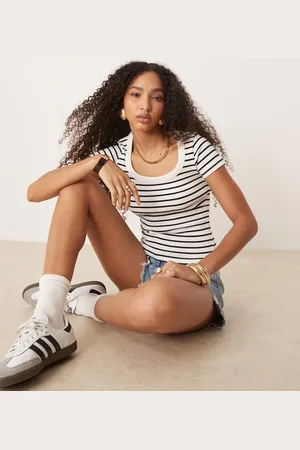 Gina Tricot Top negro y blanco a rayas de manga corta y corte slim con cuello ancho de canalé de -Multicolor
