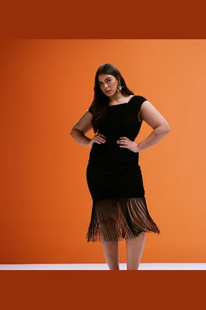 ASOS Vestido midi de tejido texturizado con cuello asimétrico y bajo de flecos de ASOS DESIGN Curve