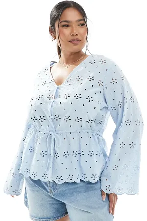 Pieces® Top azul con bordado inglés, lazada en la cintura y botones de Pieces Curve