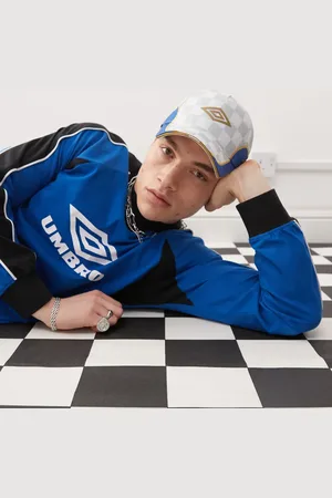 Umbro Gorra blanca y dorada con logo y diseño de paneles de