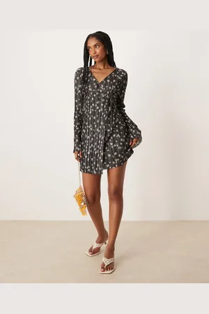 ASOS Vestido corto plisado de manga ángel larga con estampado de florecitas y diseño cruzado en la parte delantera de -Multicolor