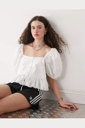 Monki Blusa blanca de estilo mesonera con mangas abullonadas y sobrefalda de