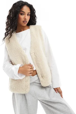 Object Chaqueta color crema sin mangas de felpa efecto peluche de -Beis neutro