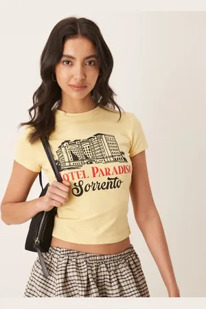 ASOS Camiseta amarilla con diseño encogido y estampado gráfico de hotel de