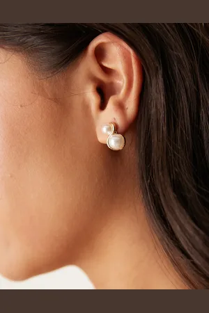 DesignB London Pendientes dorados con diseño ondulado y dos perlas de