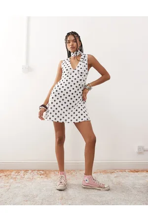 Reclaimed Vestido corto con cuello de pico, estampado de lunares y detalle de fular de -Blanco