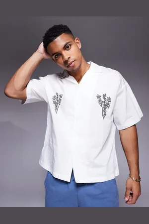 ADPT. Camisa blanca con estampado de plantas y cuello de solapas de