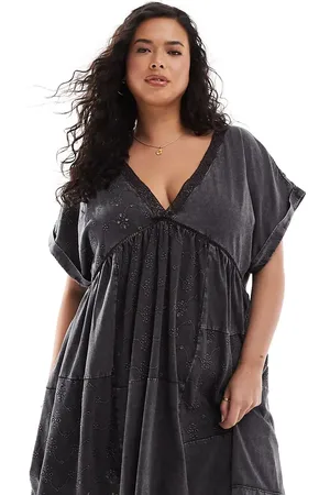 ASOS Vestido corto gris de manga corta remangada con lavado ácido, cuello de pico y diseño bordado de ASOS DESIGN Curve