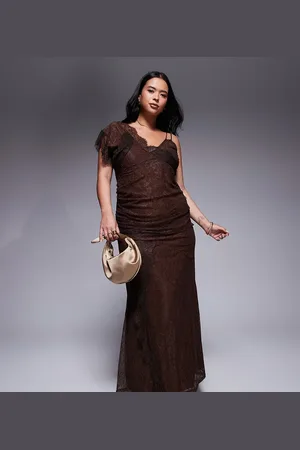 ASOS Vestido largo marrón asimétrico de tirantes con bajo de corte amplio de encaje de ASOS DESIGN Curve