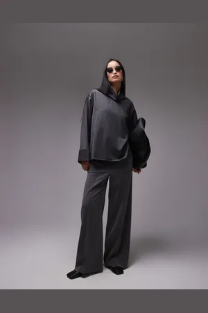 ARKET Blusa de sastre gris con raya diplomática, cuello alto y mangas voluminosas de