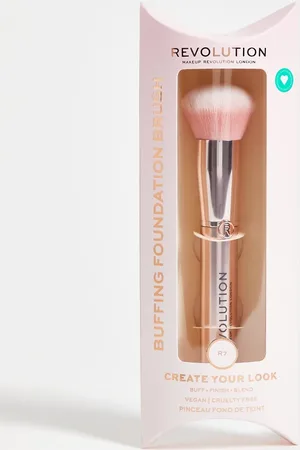 Revolution Brocha difuminadora para base de maquillaje Create R7 de