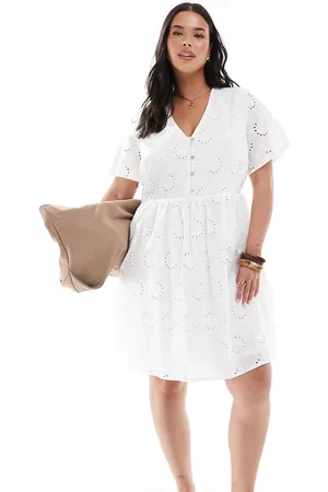 New Look Vestido corto amplio con diseño bordado de New Look Curve