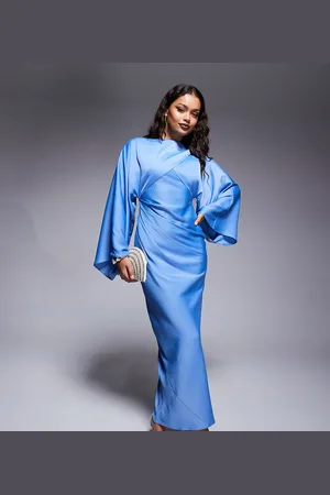 ASOS Vestido largo azul empolvado de corte al bies con parte delantera cruzada y mangas murciélago de satén de ASOS DESIGN Petite