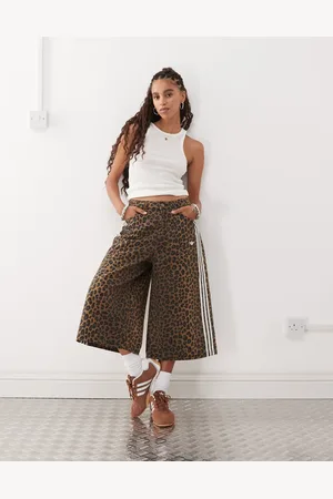 adidas Pantalones cortos vaqueros con estampado de leopardo de