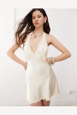 Lioness Vestido lencero corto color escotado de satén con cuello halter y ribete de encaje Stars Align de -Blanco