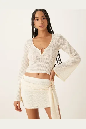 ASOS Top color con cuello de pico, mangas acampanadas y detalle dorado de tejido texturizado de (parte de un conjunto)-Blanco