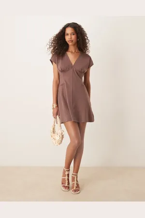 ASOS Vestido corto marrón moca escotado de manga corta con detalle de costura de