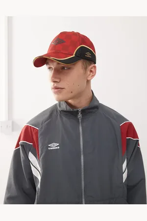 Umbro Gorra roja y negra con logo y diseño de paneles de
