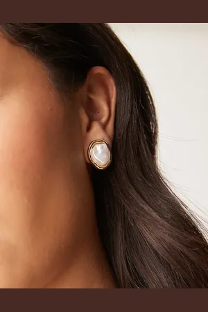 DesignB London Pendientes de pinza dorados con detalle de perla de