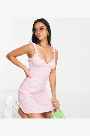 Noisy May Vestido lencero corto rosa con estampado de florecitas y volantes en los tirantes de