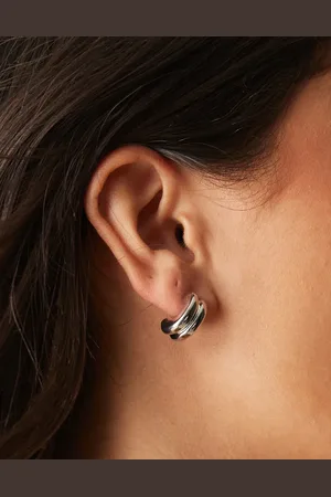DesignB London Pendientes de aro plateados con diseño superpuesto de