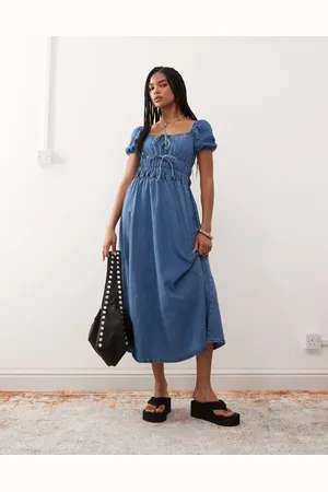 Reclaimed Vestido vaquero midi con detalles fruncidos de cambray de