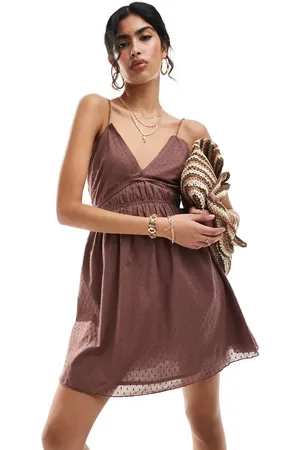 ASOS Vestido veraniego marrón con detalle de tirantes en la espalda de plumeti de algodón de