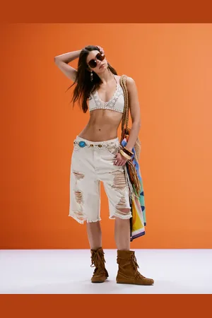ASOS Pantalones cortos vaqueros color crudo estilo bermudas con roturas de -Neutro