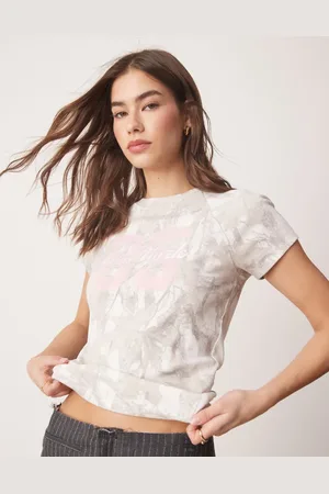 Hollister Camiseta gris con fondo de camuflaje, mangas raglán y detalle estampado en el pecho de
