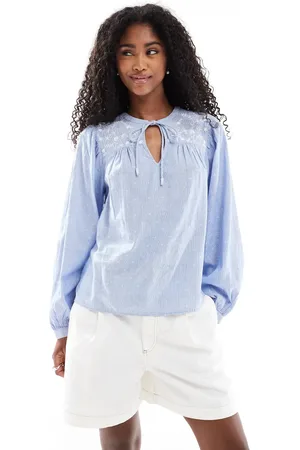 VERO MODA Blusa azul con bordados y lazada delantera de