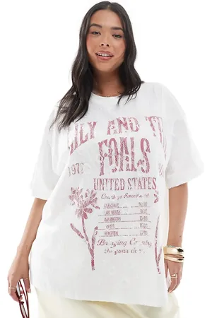 ASOS Camiseta blanca extragrande con estampado gráfico de banda y capa exterior de encaje de ASOS DESIGN Curve