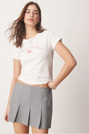 Hollister Camiseta blanca con mangas raglán y estampado de marca de pintalabios en el pecho de -Blanco