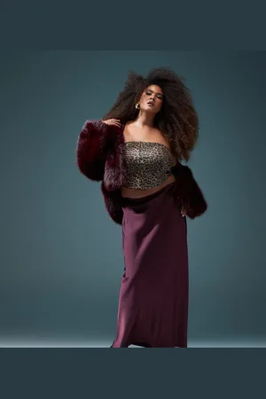 ASOS Falda larga burdeos de corte al bies de satén de ASOS DESIGN Curve-Rosa
