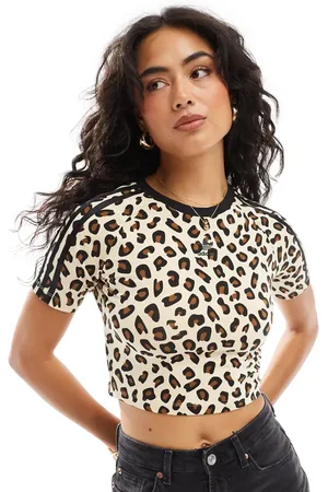 adidas Camiseta con diseño encogido y estampado de leopardo de adidas