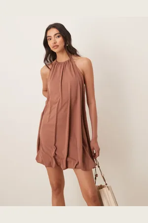 ASOS Vestido corto marrón moca con cuello halter de tejido suave de