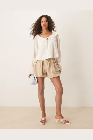 ASOS Pantalones cortos de sastre color con bajos abullonados de tejido efecto rugoso de -Neutro