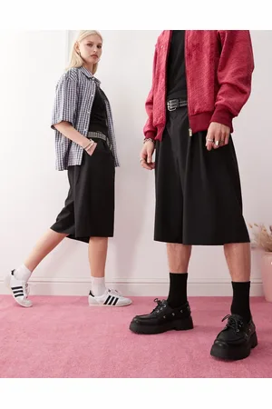 COLLUSION Pantalones cortos de sastre negros de corte alargado de Unisex