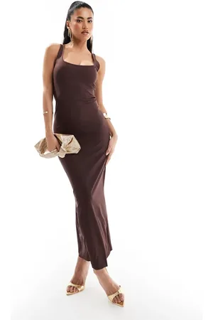 ASOS Vestido midi marrón con cuello halter amplio y tirantes cruzados en la espalda de punto moldeador de