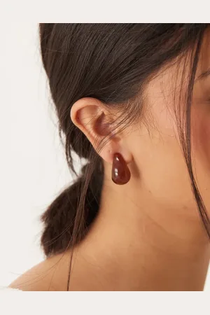 DesignB London Pendientes de aro marrones con diseño de lágrima de resina de