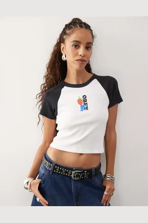 Obey Camiseta blanca con mangas raglán y logo gráfico de fresa de