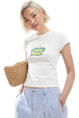 Miss Selfridge Camiseta blanca con diseño encogido y estampado gráfico de sardinas con cuentas de