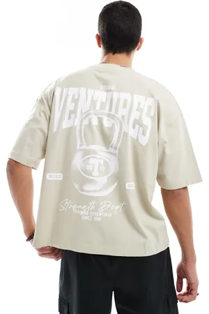 ASOS Camiseta beis de corte cuadrado extragrande con estampado gráfico deportivo de -Neutro